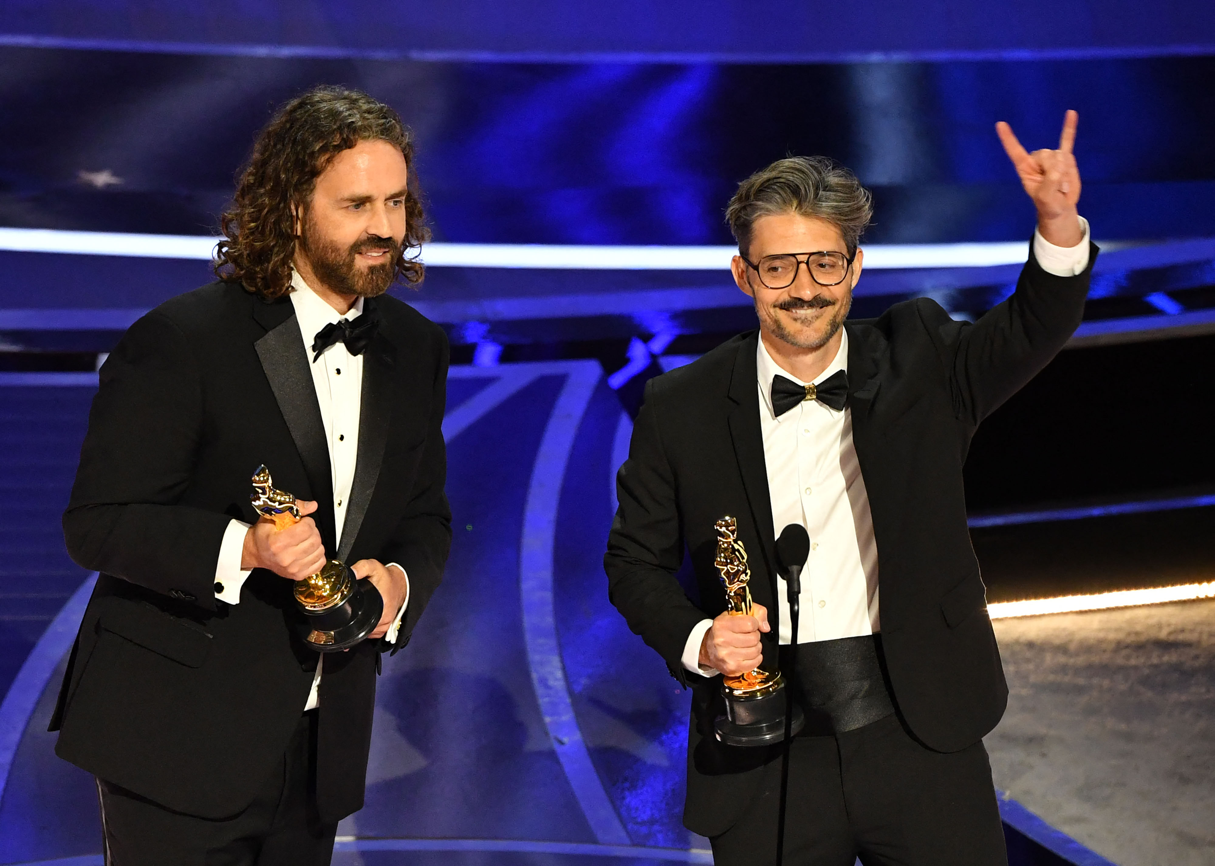 Alberto Mielgo and Leo Sanchez accepting their award at the Oscars 2022 for The Windshield Wiper