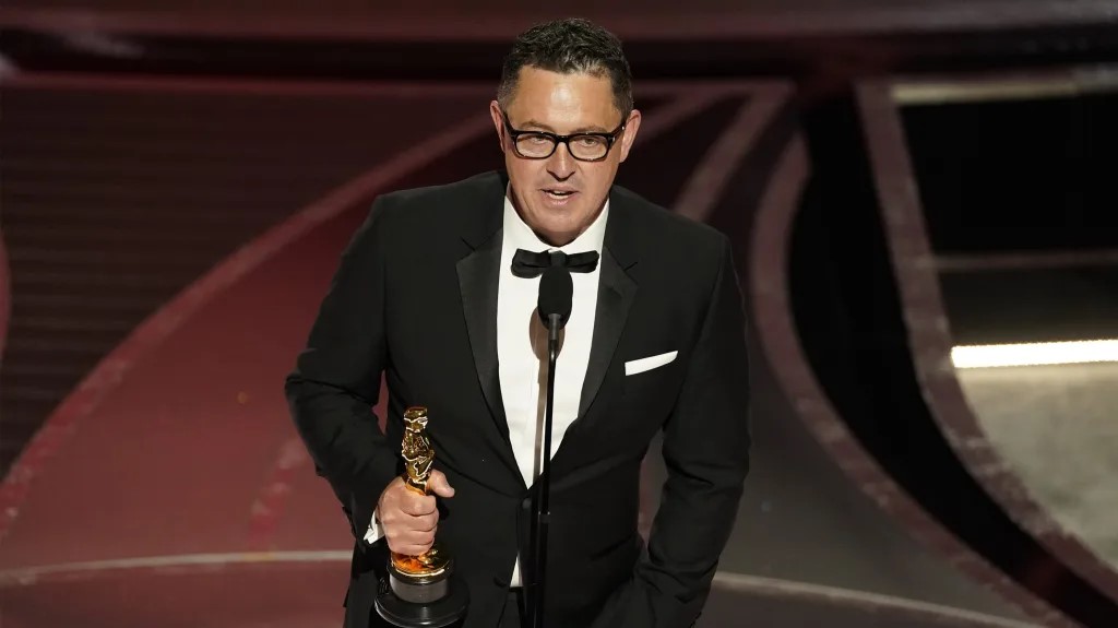 Greig Fraser accepting his award at the Oscars 2022 for Best Cinematography