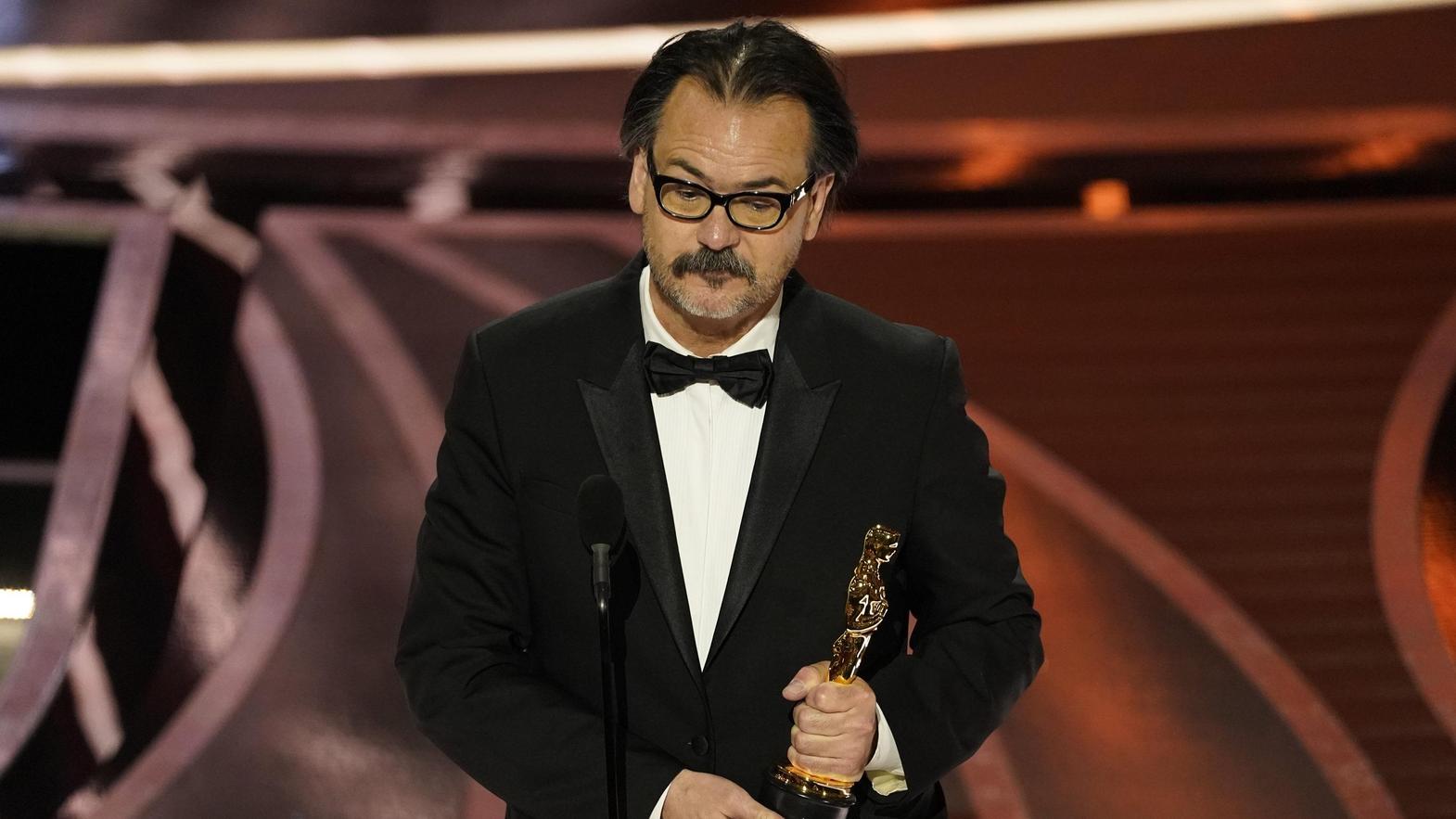 Joe Walker accepting his award at the Oscars 2022 for Dune