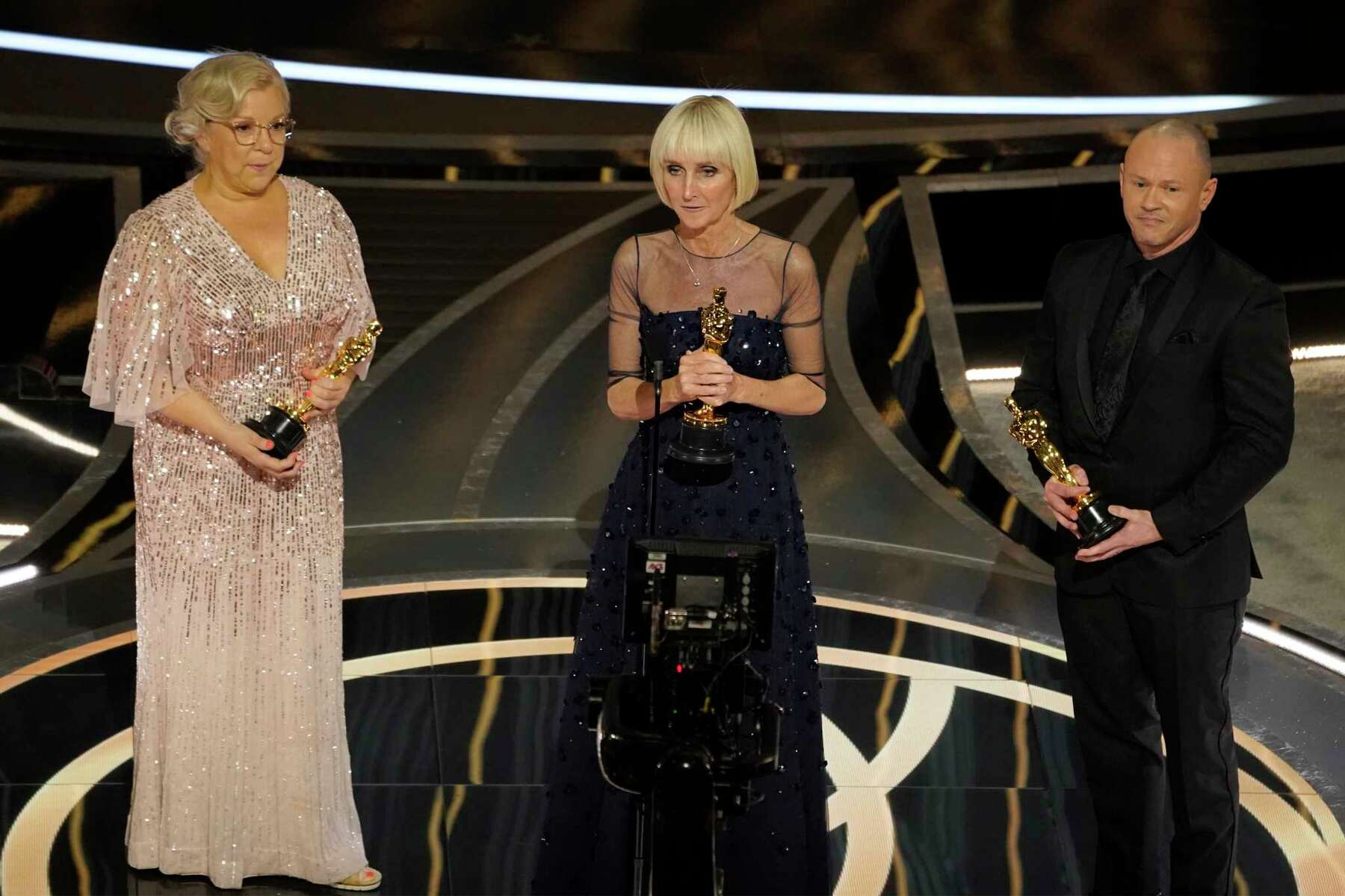 Linda Dowds, Stephanie Ingram & Justin Raleigh accepting their award at the Oscars 2022 for The Eyes of Tammy Faye